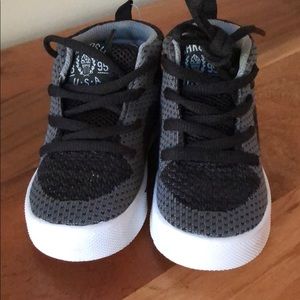 Never worn Osh Kosh size 6 Toddler hightop shoes